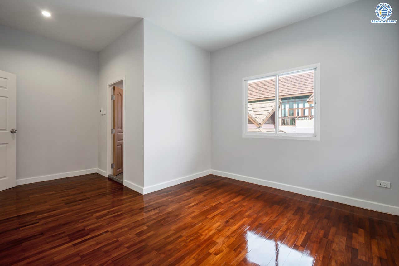 บ้านมือสองตกแต่งใหม่ ม.นนทรี5 พระราม5 เนื้อที่ 60 ตร.ว. ฟังก์ชัน 3 ห้องนอน 3 ห้องน้ำ 1 ห้องอเนกประสงค์ 1 ห้องแม่บ้านพร้อมห้องน้ำในตัว จอดรถได้ 2 คัน บนสุดยอดทำเล! ใกล้รถไฟฟ้า "สถานีแยกติวานนท์" และทางด่วน"ศรีรัช" ขับรถเพียง 5 นาที ก็ถึงวงเวียนพระราม5 ที่เชื่อมต่ออีกหลายหลายเส้นทางได้อย่างรวดเร็ว